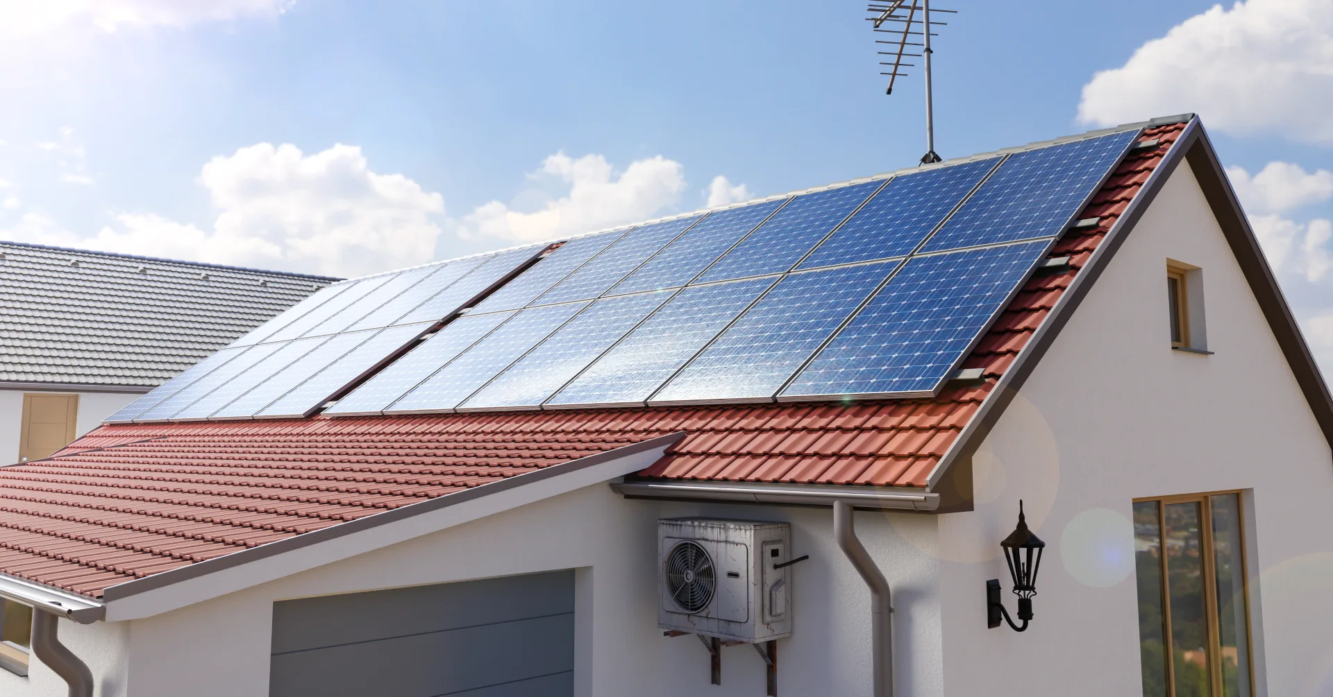 Une inclinaison sud ouest sur toiture de maison permet de maximiser la quantité d'énergie solaire captée par les panneaux, et donc de produire davantage d'électricité