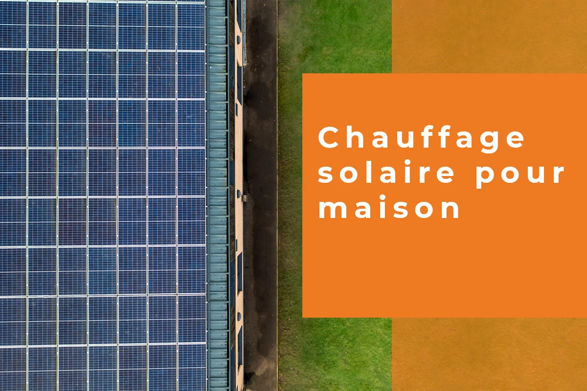 Le Chauffage solaire pour maison - Vue aérienne directement au-dessus d'une maison verte avec des panneaux solaires sur le toit