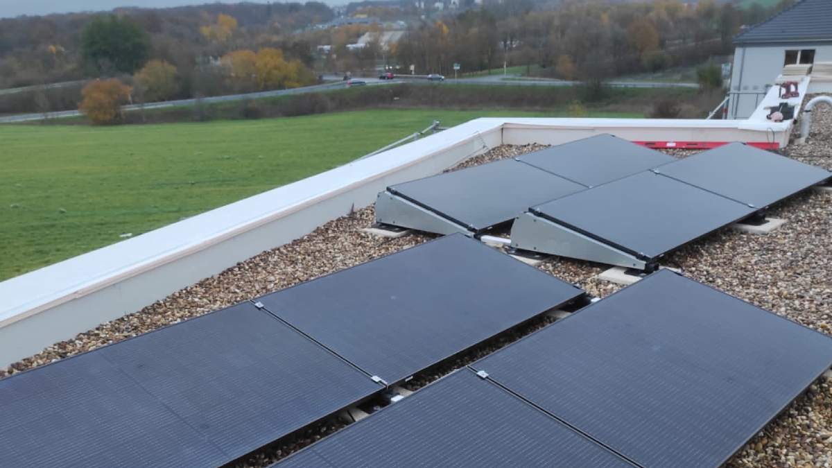 optimisez votre toit plat avec des panneaux solaires efficaces