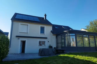 Photo prise après installation de panneaux photovoltaïques sur toiture à Hettange Grande en Moselle